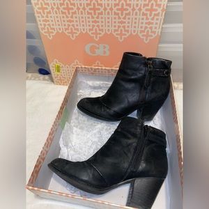 Gianni Bini - black leather booties